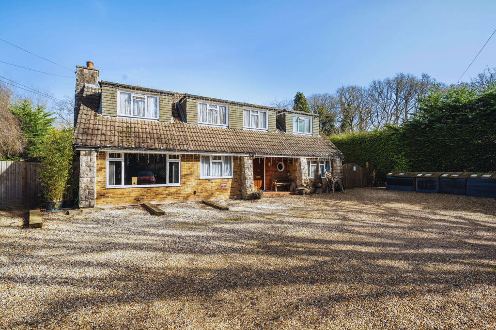 4-bed detached on Old School Road Hook RG27 9NJ, £750,000