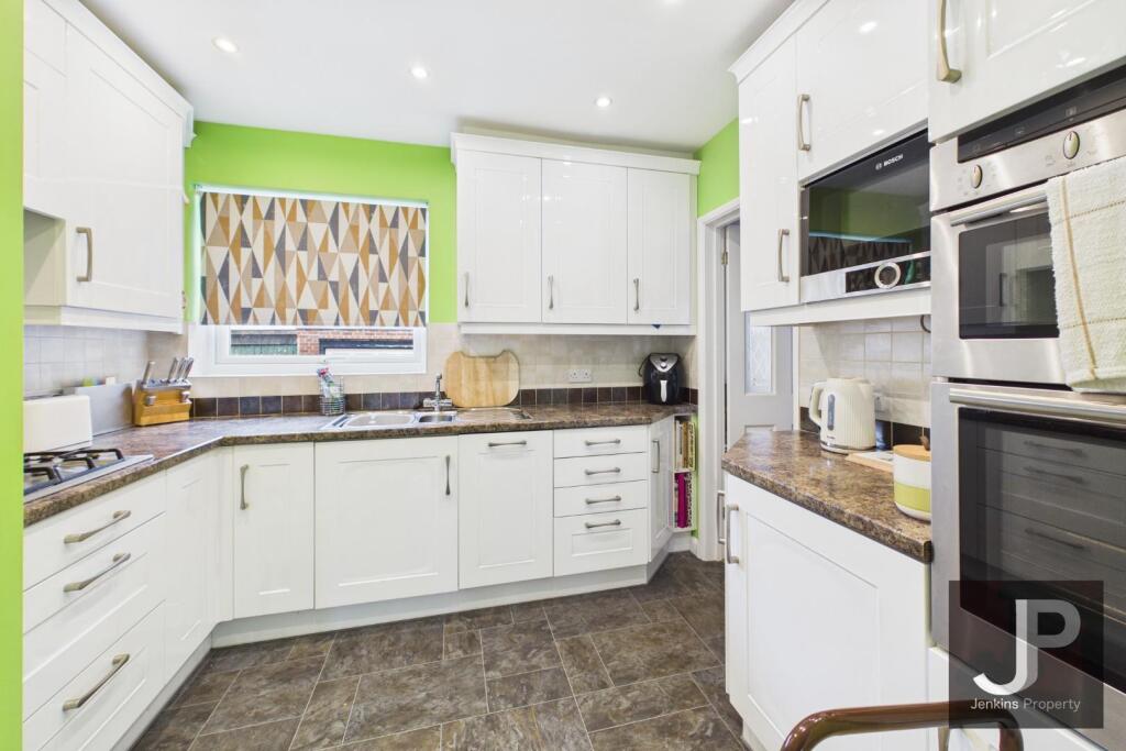 £475,000 - £500,000 Brentwood Road, Herongate, Brentwood photo 2