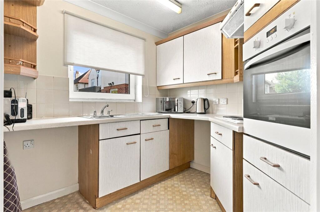 Apartment in Southend-on-Sea - View 3