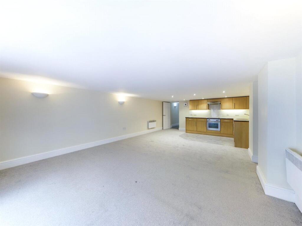 Queens Hotel Apartments, Front Street, Pontefract, WF8 photo 3