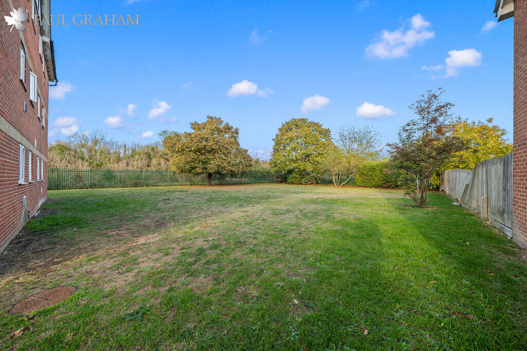 Apartment in London, Hackbridge - View 2