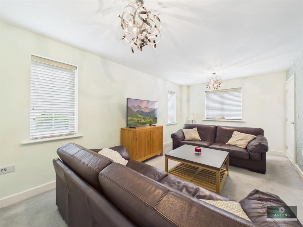 House in Horsham, Colgate - More