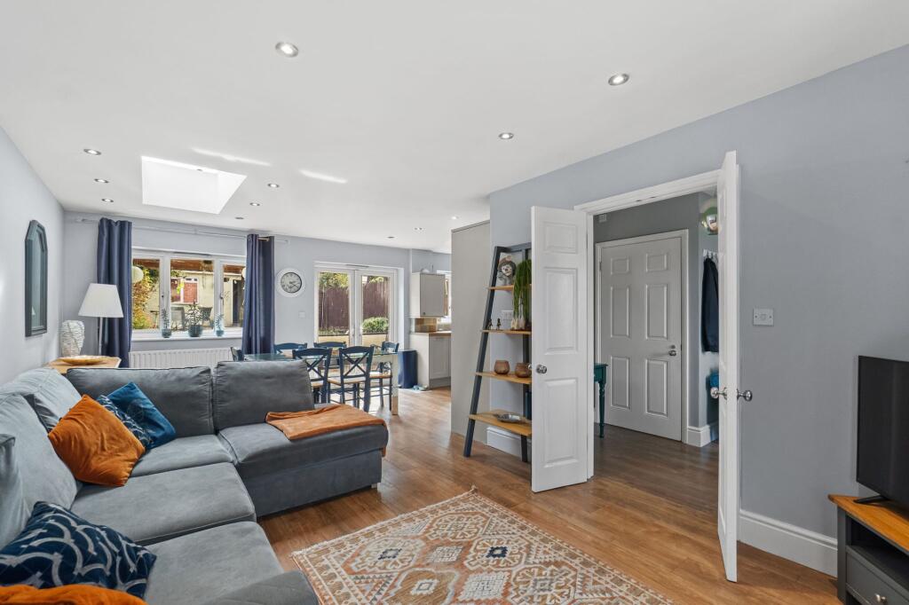 Bankside Drive, Thames Ditton, KT7 photo 3