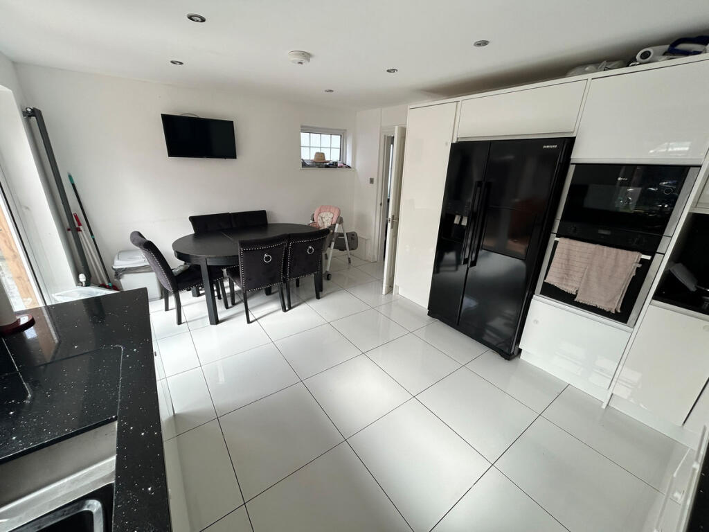 Vicarage Farm Road, Wellingborough, NN8 - View 4