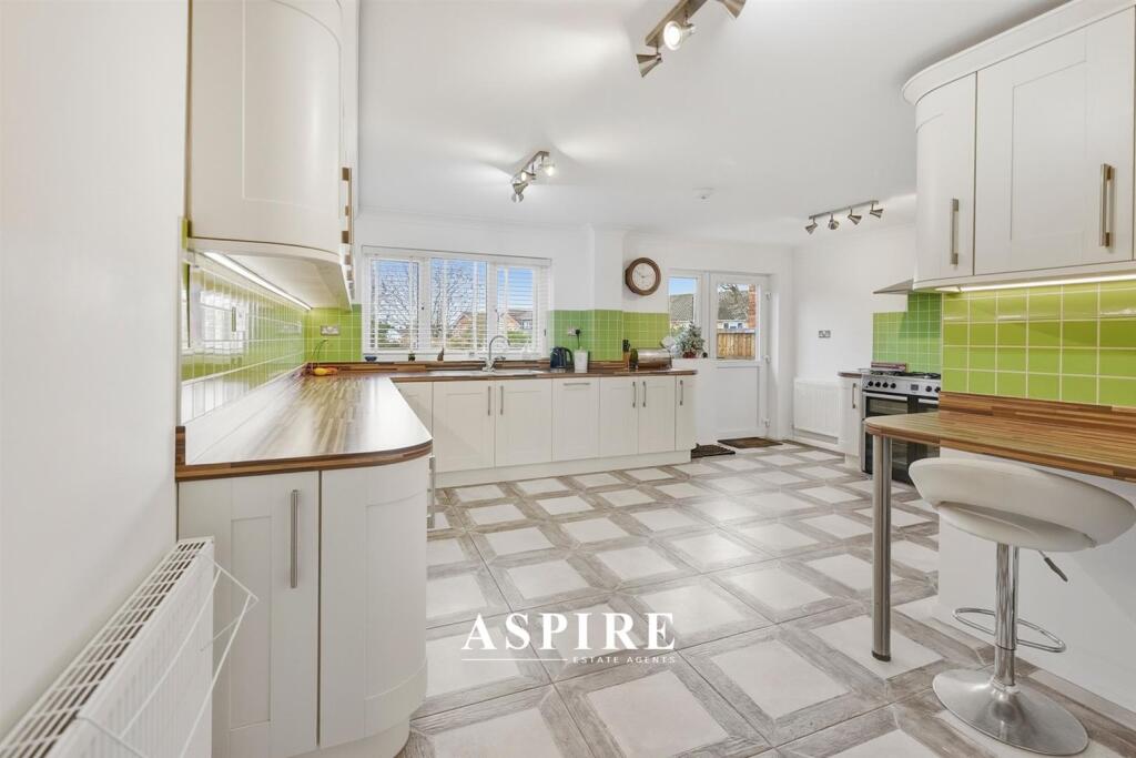***Boasting Just Over 1,477 sq. ft*** High Road, Langdon Hills, SS16 photo 2