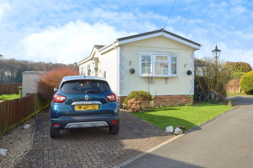 2-bed caravan on Half Moon Lane, Pepperstock, Luton, £200,000