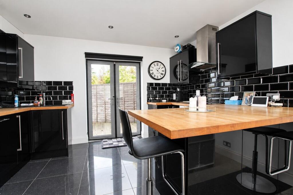 Ashford Avenue, Ashford, TW15 photo 2