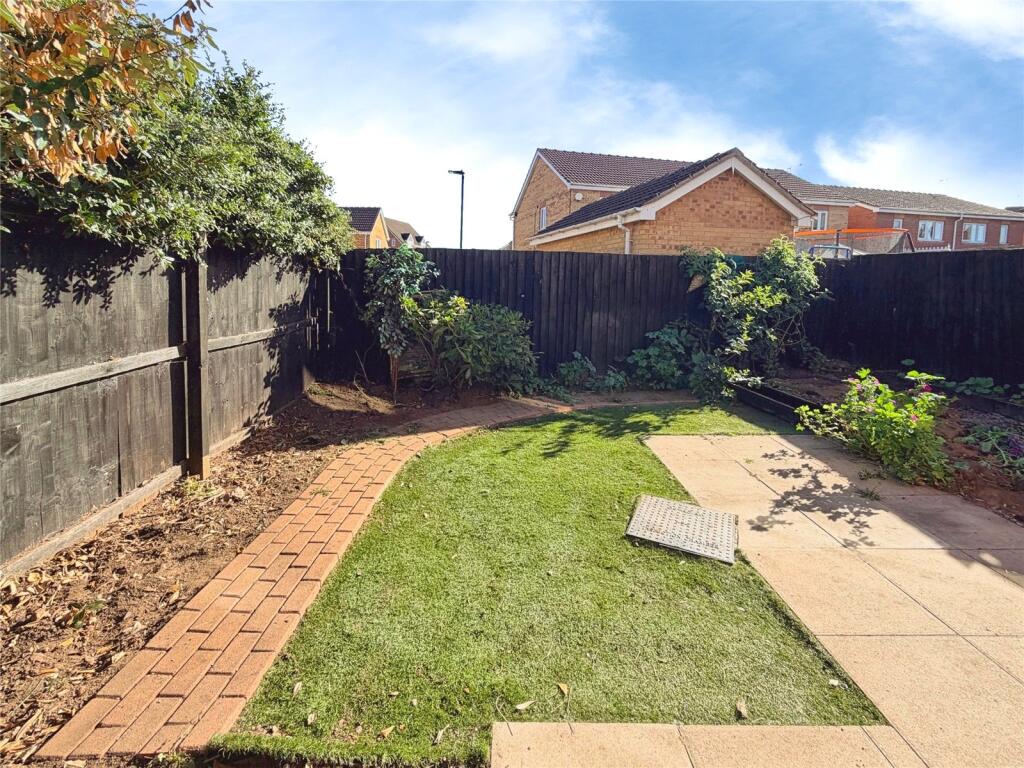 House in Doncaster, Armthorpe - More