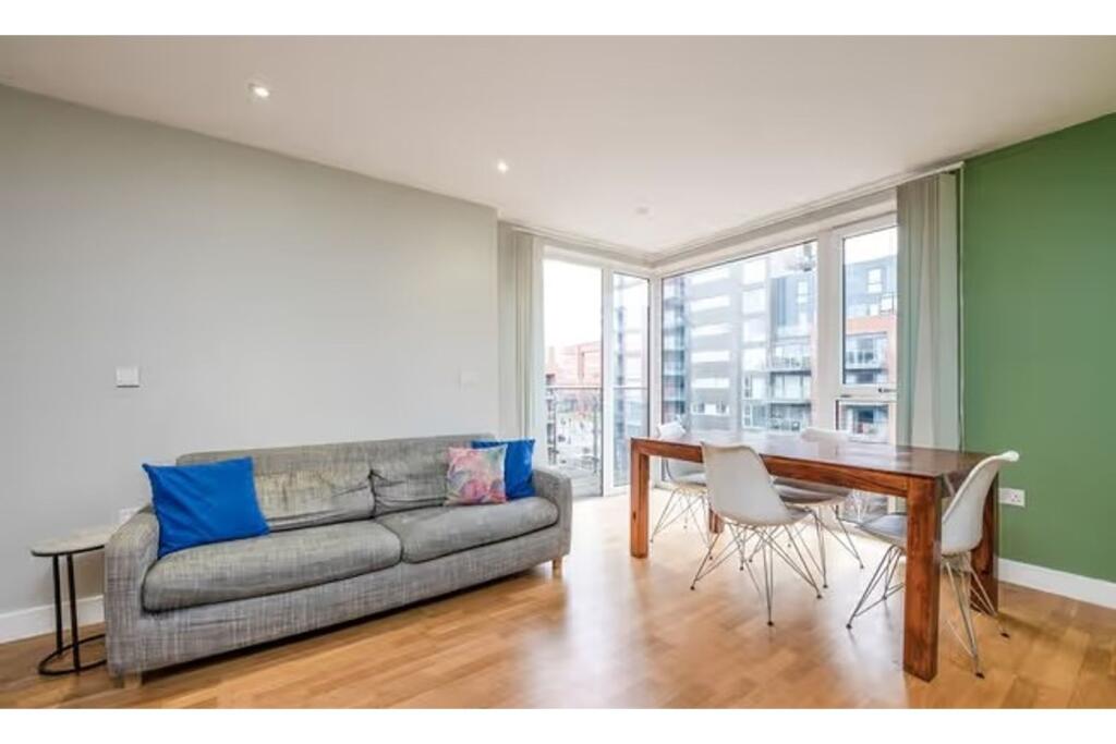 5 Zenith Close, London, NW9 photo 2
