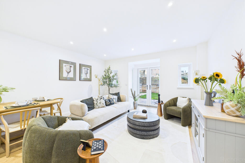 23 ABBOTS GATE photo 4