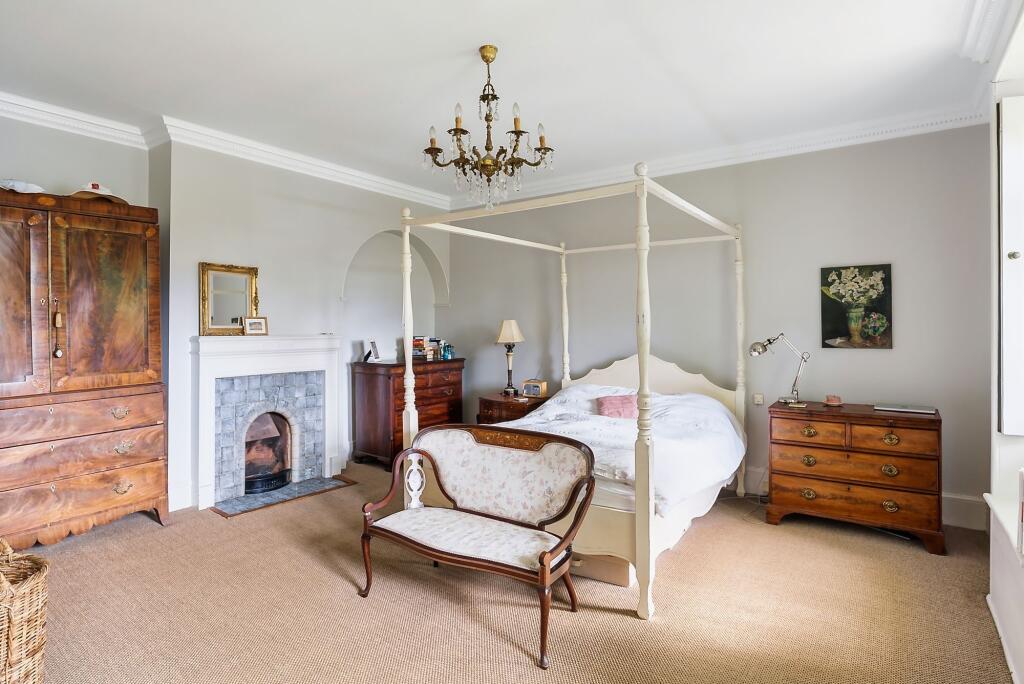 House in Spelthorne, Laleham - More