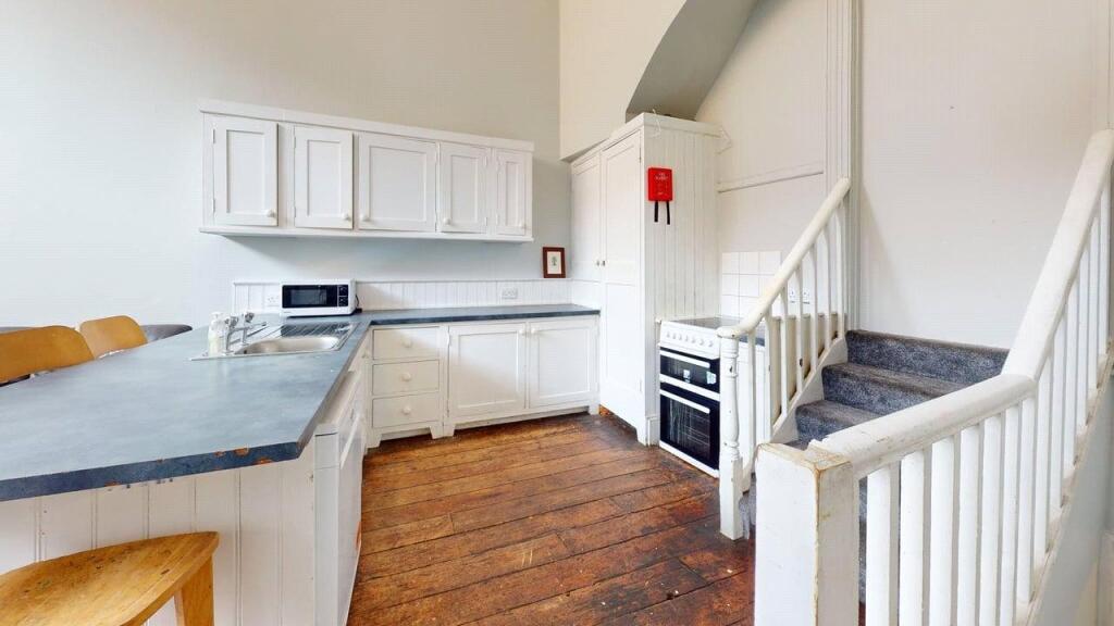 7 bedroom maisonette for rent