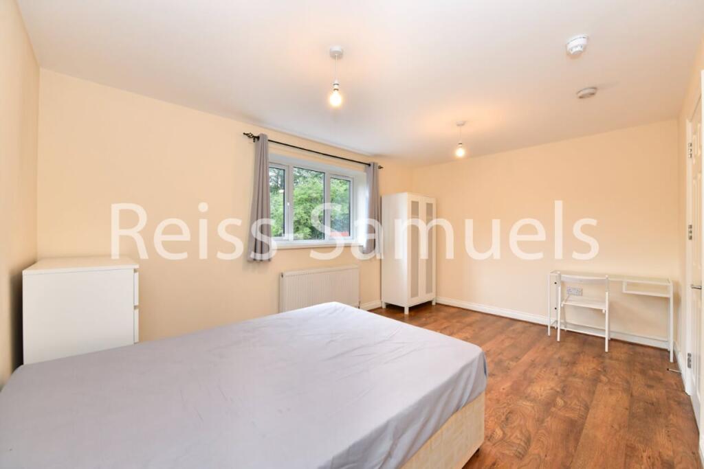 6 bedroom semi-detached house for rent
