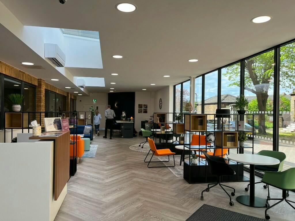 Entrance lobby seating & cafe
