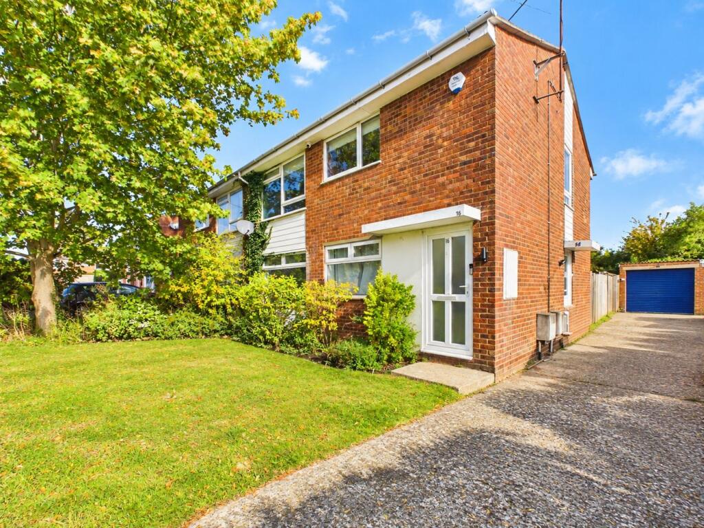 2-bed flat on Halsey Drive, Hitchin, SG4, £269,000
