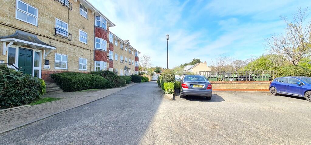 1-bed flat on Leigh-On-Sea, Essex, SS9, £159,995