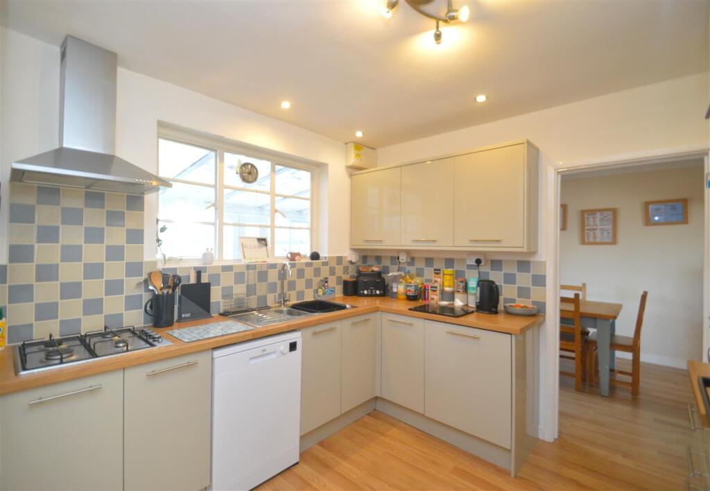 Meadow Road, East Cowes photo 2