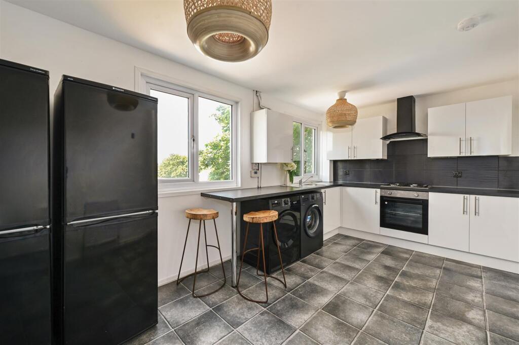 House in Basingstoke and Deane, Oakridge - View 3