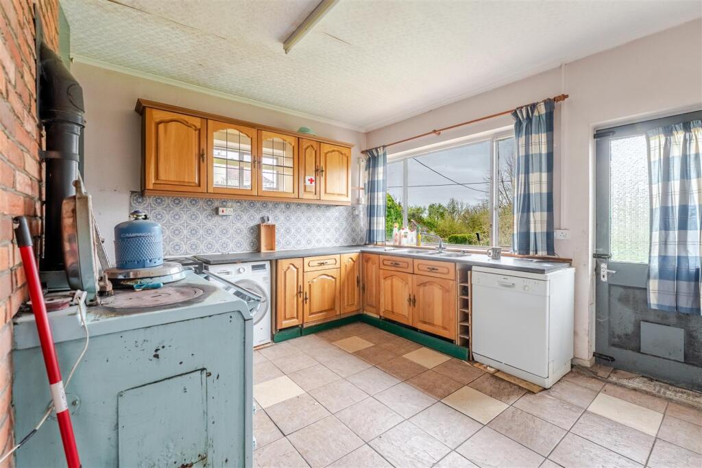 A wonderful opportunity, set within a substantial plot, in Cleeve photo 4