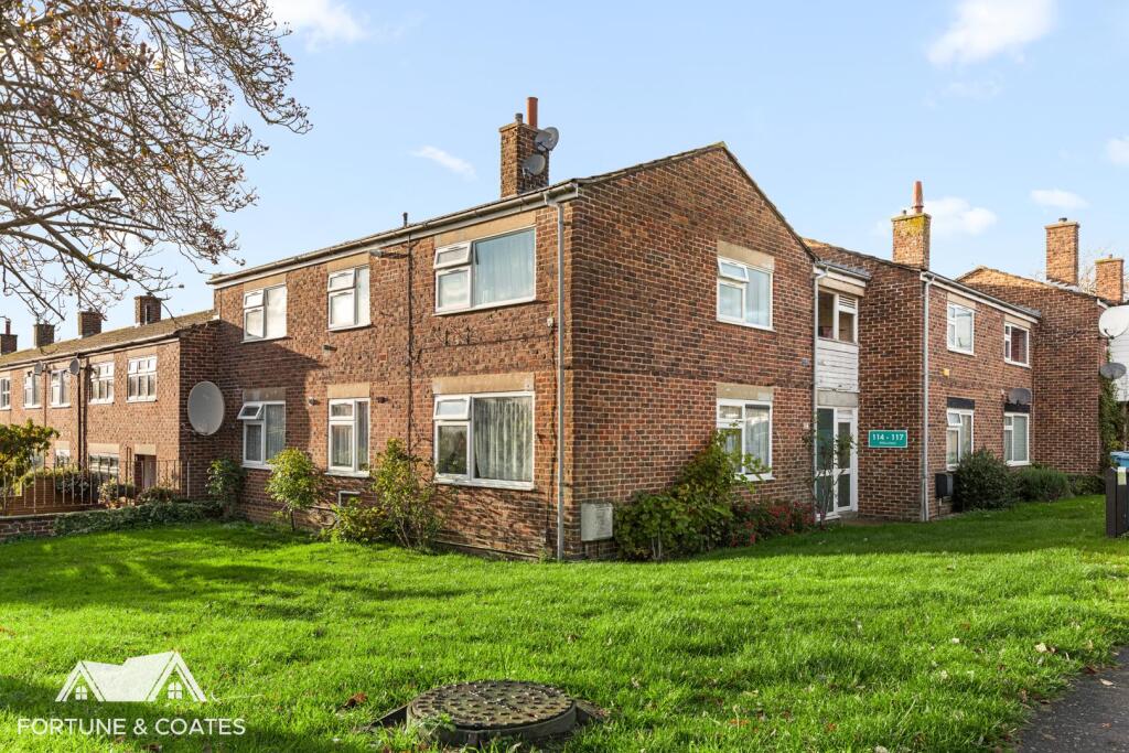 2-bed flat on Willowfield, Harlow, £215,000