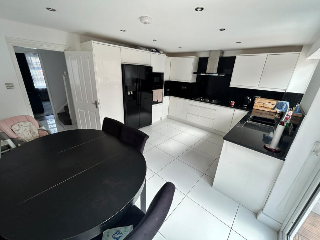 Vicarage Farm Road, Wellingborough, NN8 - View 6