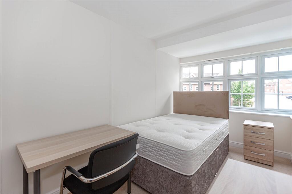 6 bedroom semi-detached house for rent