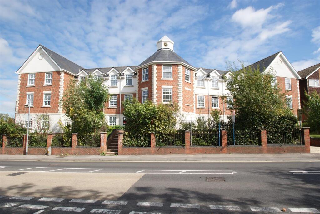 2-bed flat on Crown Hill, Rayleigh, £270,000
