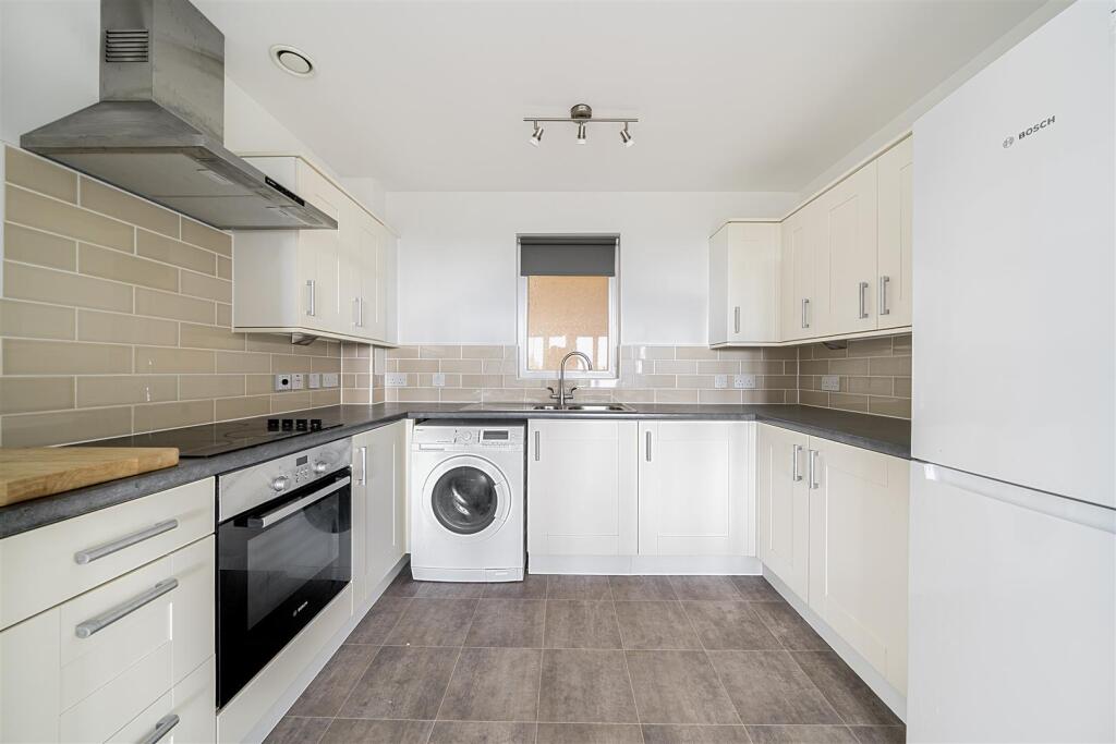 Peverell Avenue East, Poundbury, Dorchester photo 4