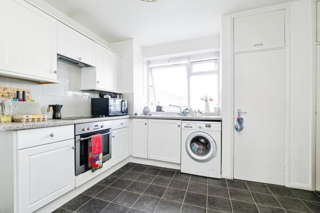Apartment in Romford - View 4