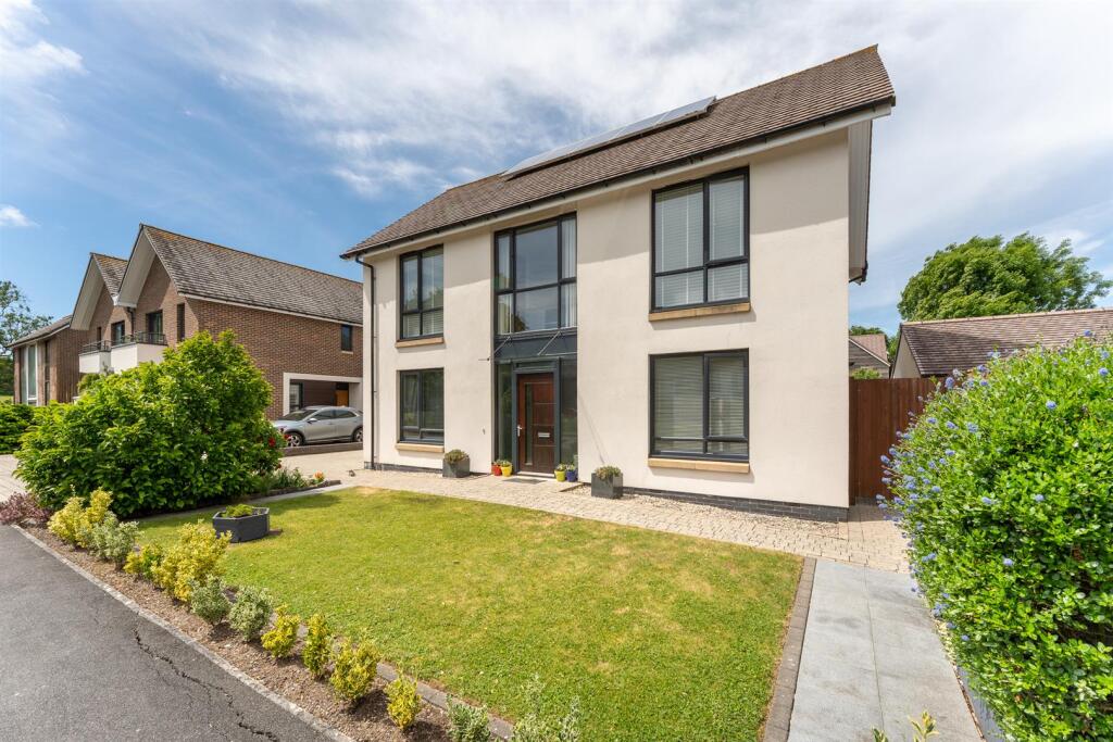 Main image of property: Parkes Avenue, Locking Parklands -  Immaculate Family Home!