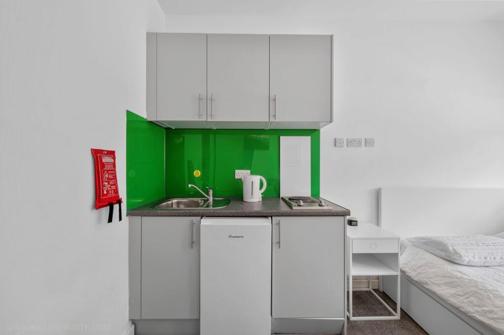 Apartment in Kingston upon Thames - View 4