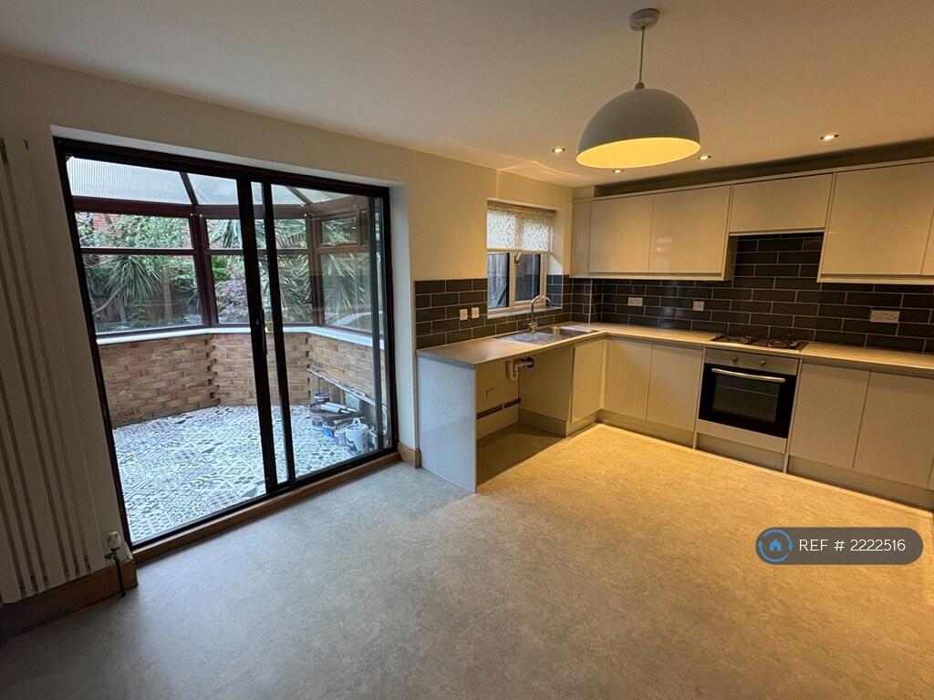 House in Southend-on-Sea - View 4