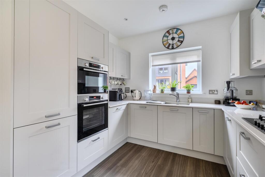 House in Crowthorne, Bracknell Forest - More