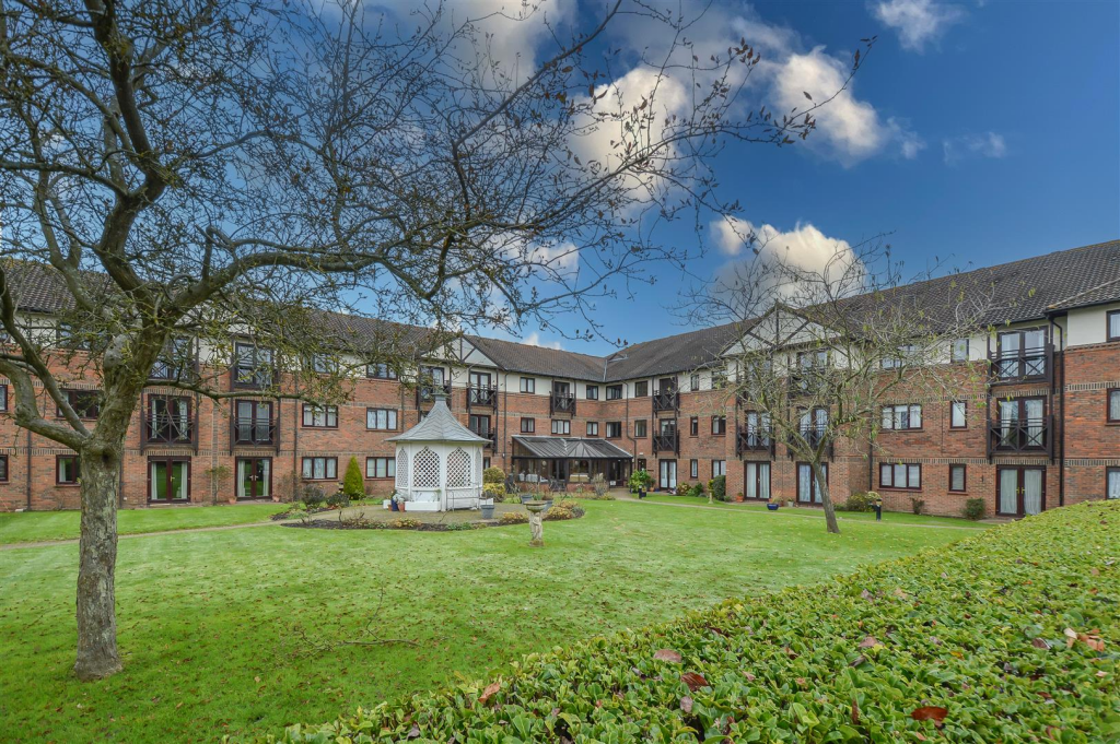 1-bed house on Sawyers Hall Lane, Brentwood, £185,000