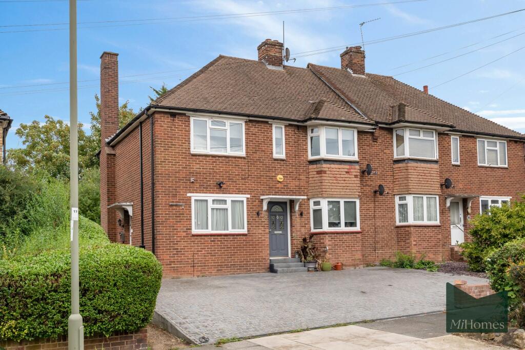 2-bed flat on Grove Road, Cockfosters, EN4, £400,000