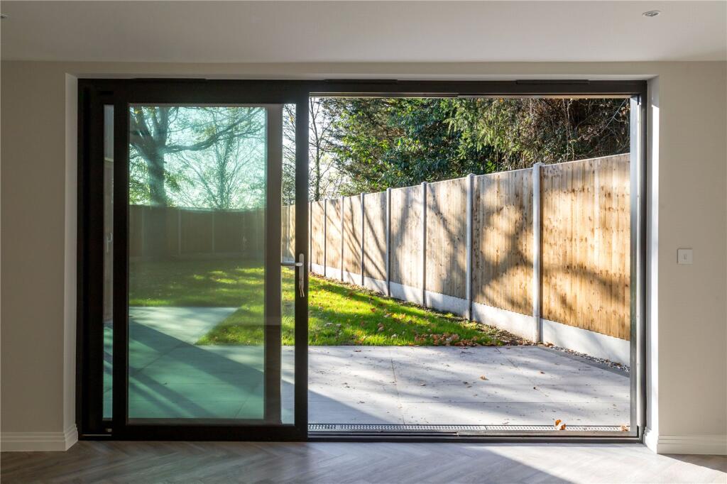 Penlan, Kingfield Green, Woking, Surrey, GU22 photo 4
