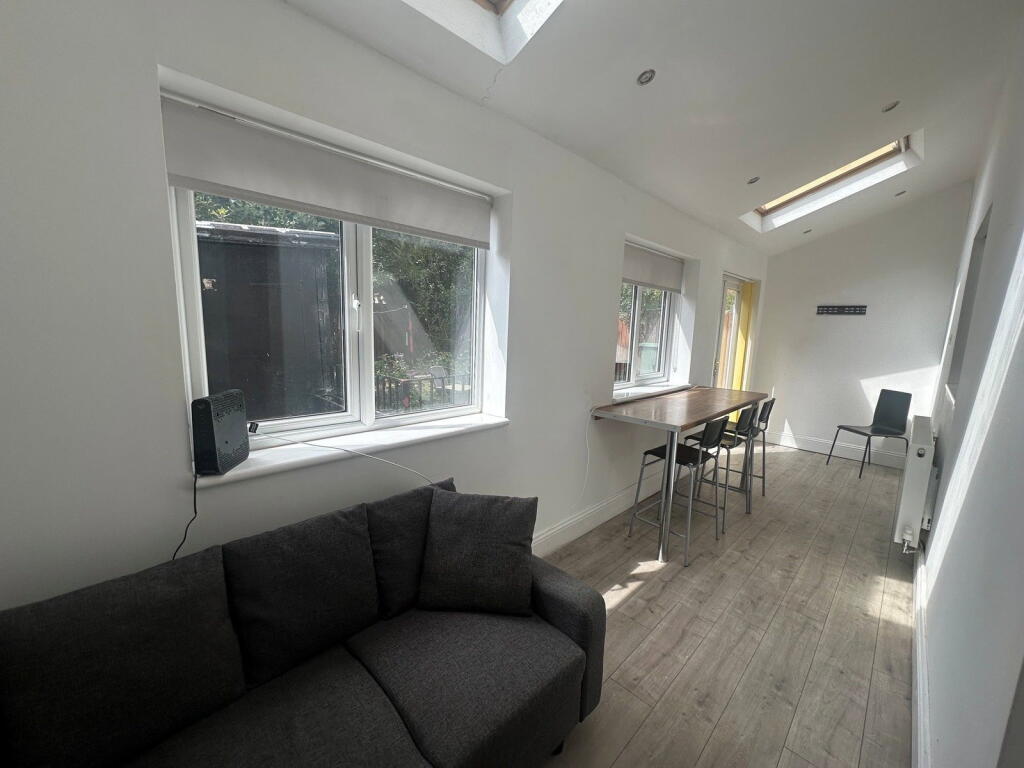 House in Northampton, North Northamptonshire - More