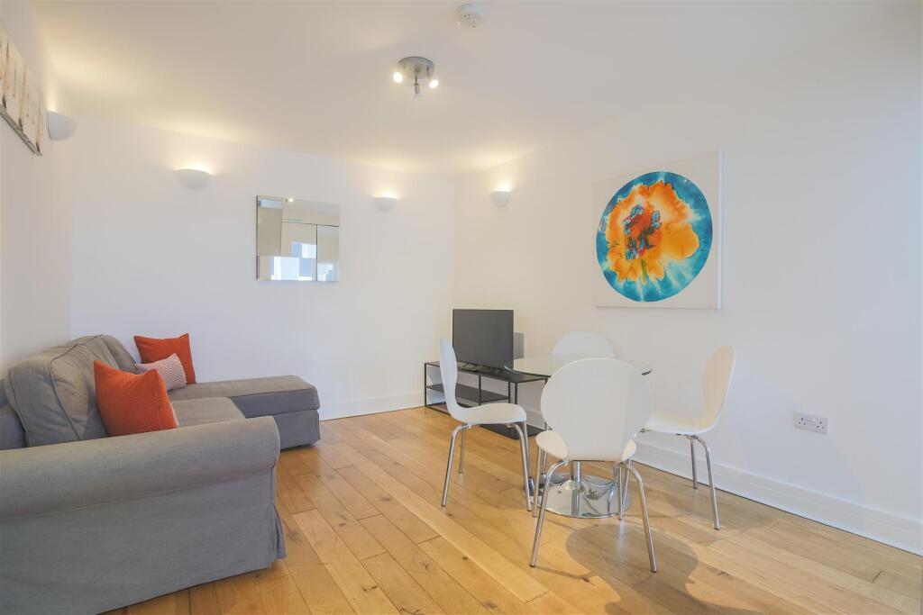 Apartment in Windsor, Clewer Green - View 4