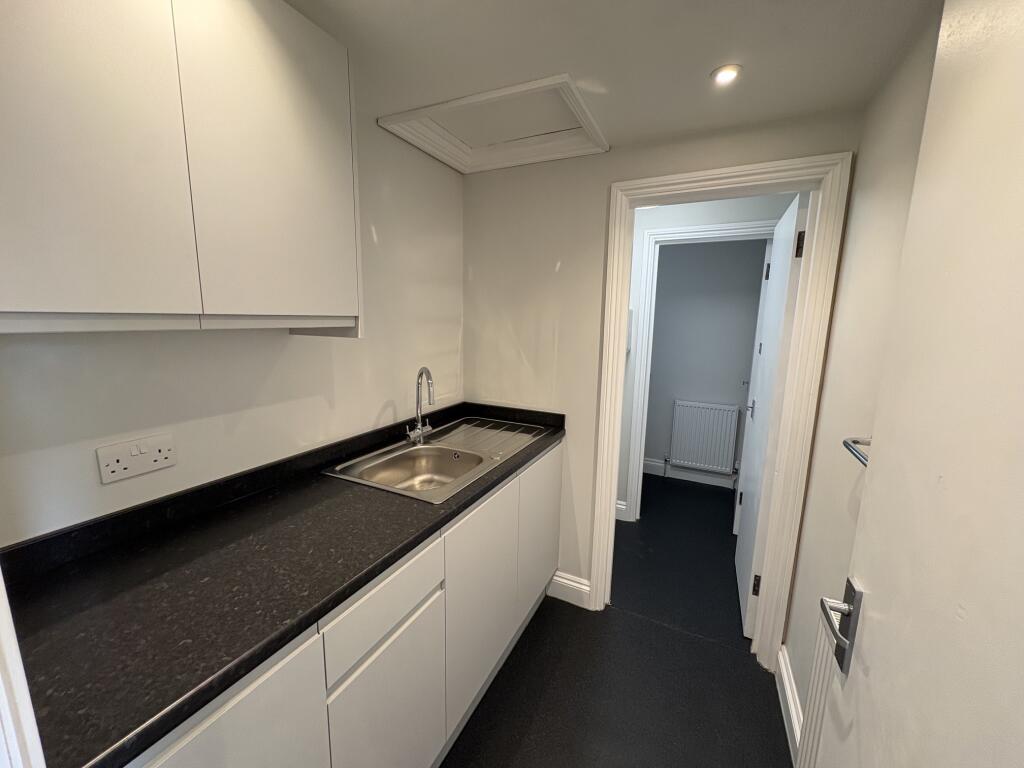 Suite 8, kitchen