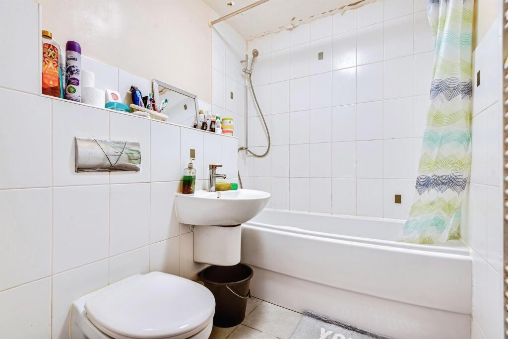 Apartment in Swindon, Eastcott, South Swindon - View 5