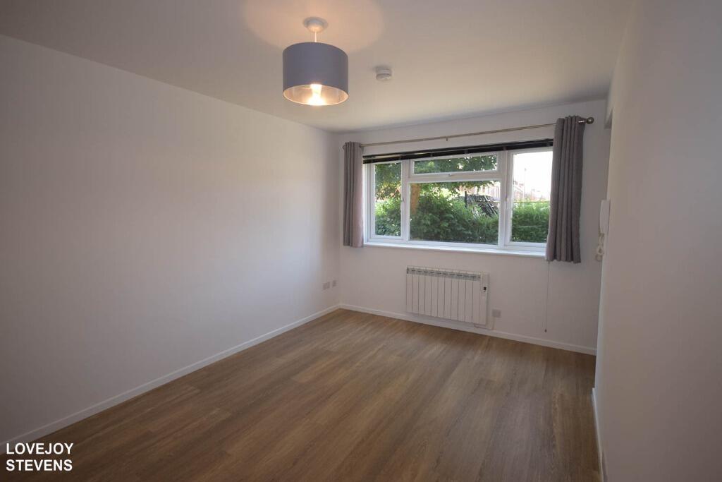 Apartment in Newbury, West Berkshire - View 4