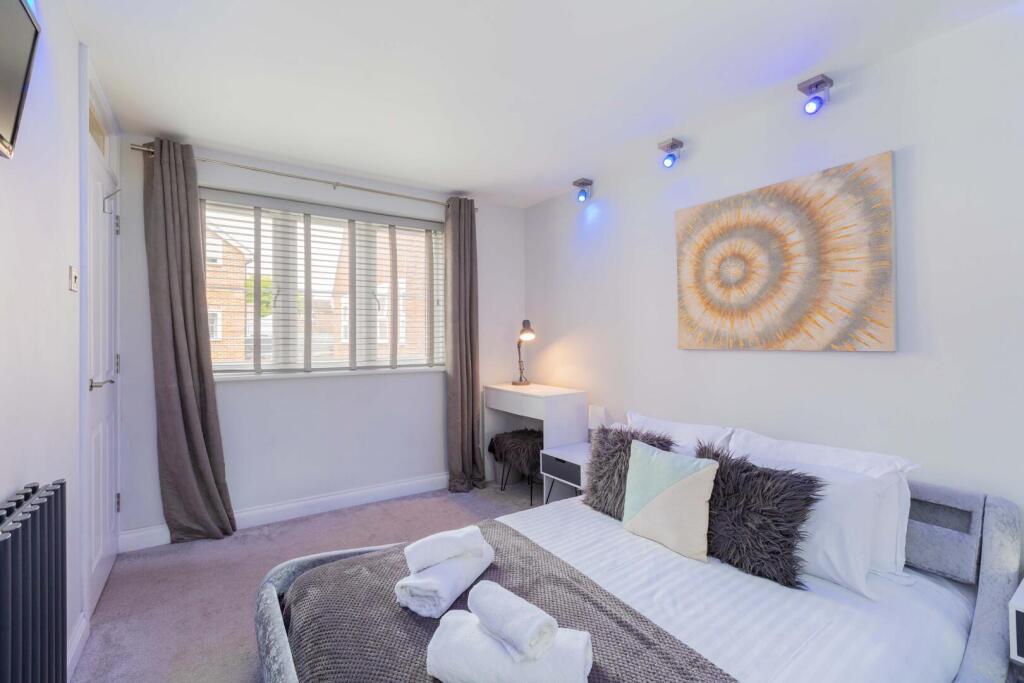 Apartment in Slough - View 3