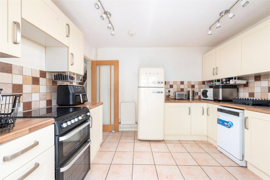 Manorfields Road, Old Stratford, Milton Keynes, Northamptonshire, MK19 photo 4