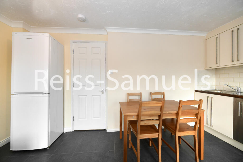 5 bedroom terraced house for rent