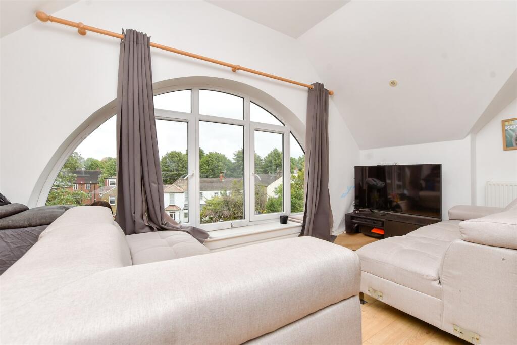 1-bed flat on Throwley Way, Sutton, Surrey, £170,000