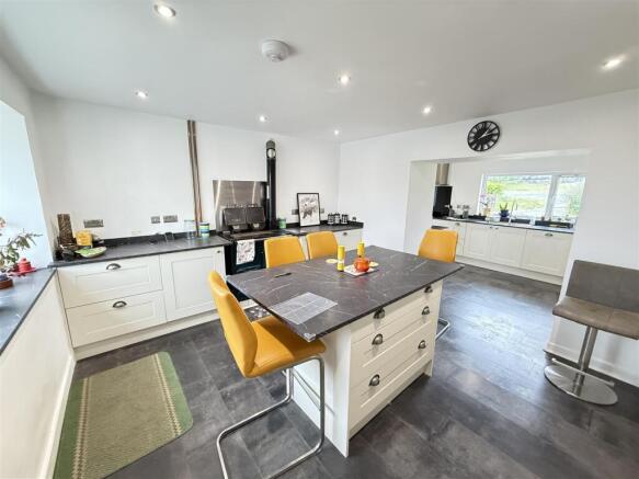 KITCHEN/DINING ROOM