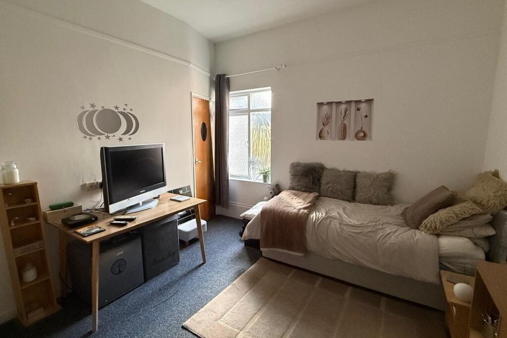 House in Ryde, Oakfield - More