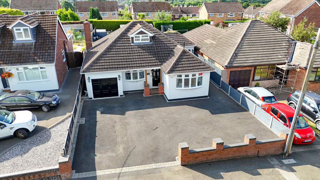 3-bed detached on Sandyfields Road, LOWER GORNAL, DY3 3DJ, £399,995