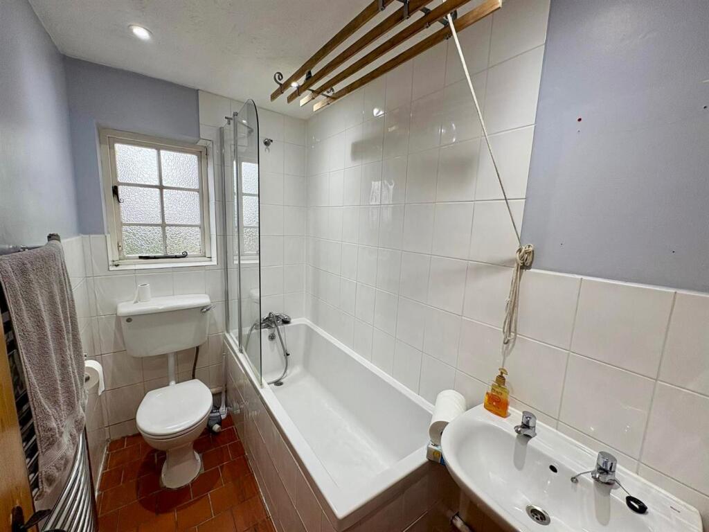 House in Hart, Ewshot - More