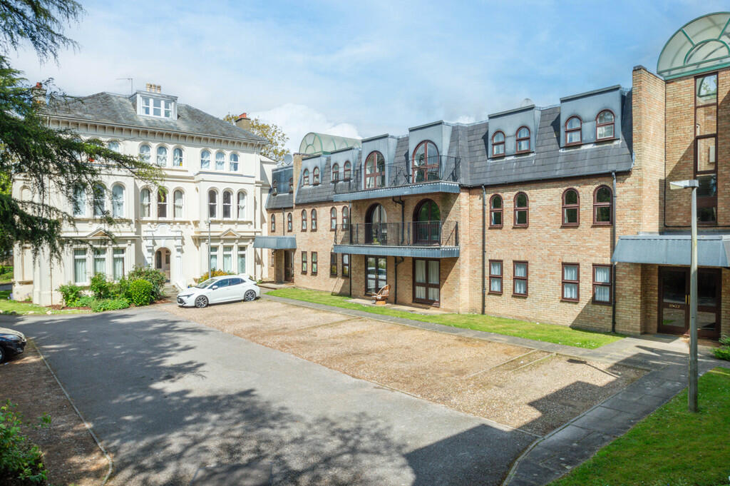 2-bed apartment on Newmarket, Suffolk, £180,000